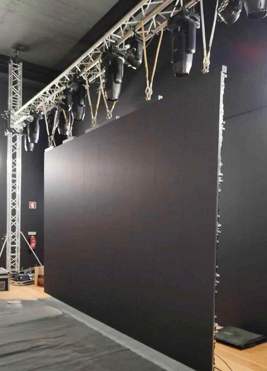 Montagem de ecrã LED